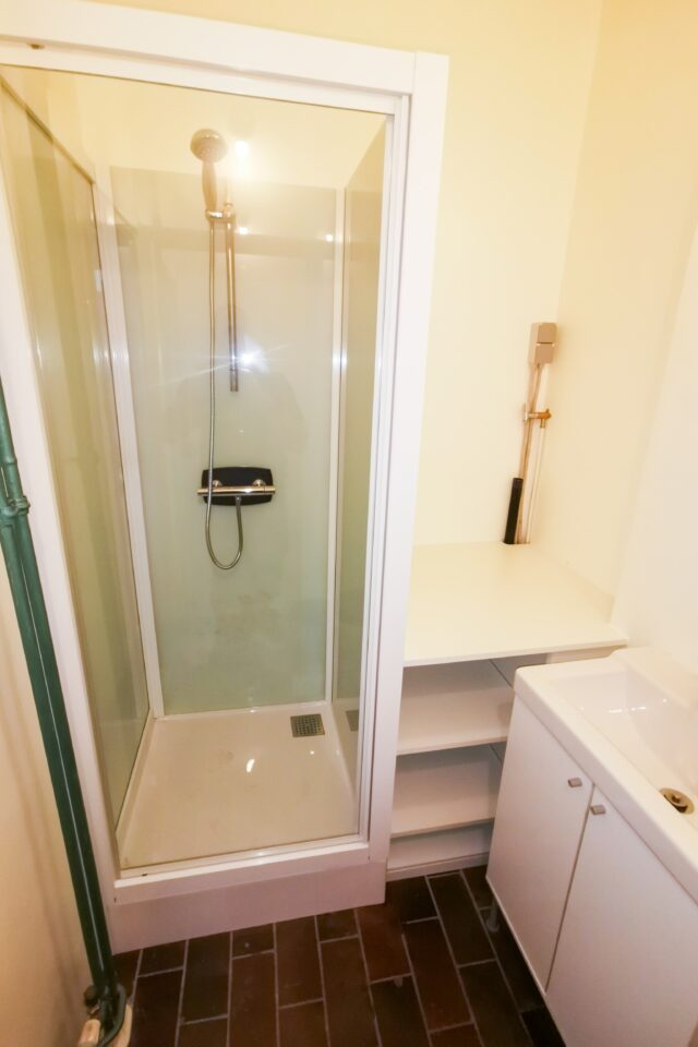 CK Service - Project Antwerpen - badkamer met douche en plaats voor een wasmachine - 2