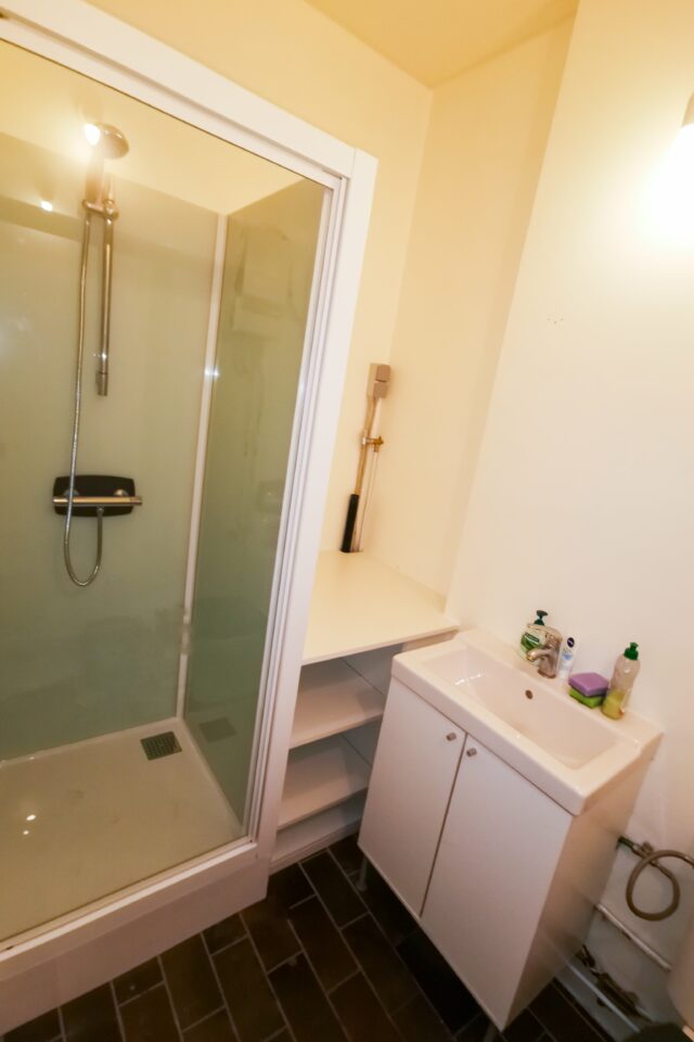 CK Service - Project Antwerpen - badkamer met douche en plaats voor een wasmachine - 1